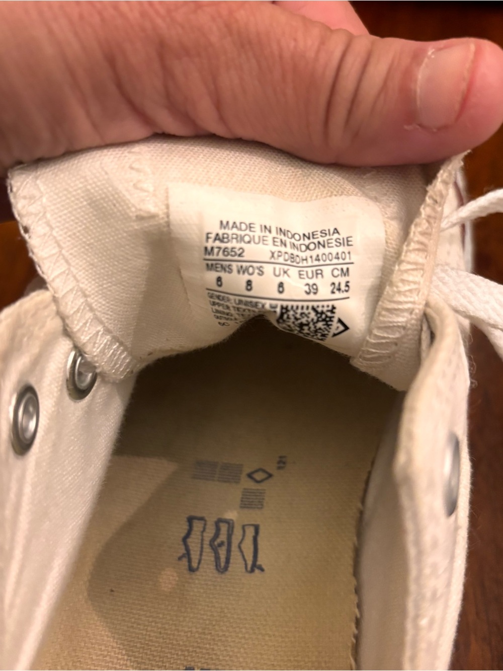Converse Women’s 8 Low Top Sneakers in White EUC - Picture 7 of 7
